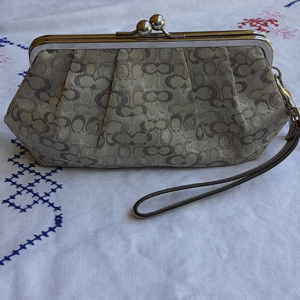 COACH KISSLOCK WRISTLET